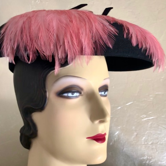 DRAMATIC 1940s BLACK FELT HAT WITH TWO PINK FEATHER SPRAYS AND SMALL BOWS main image 11